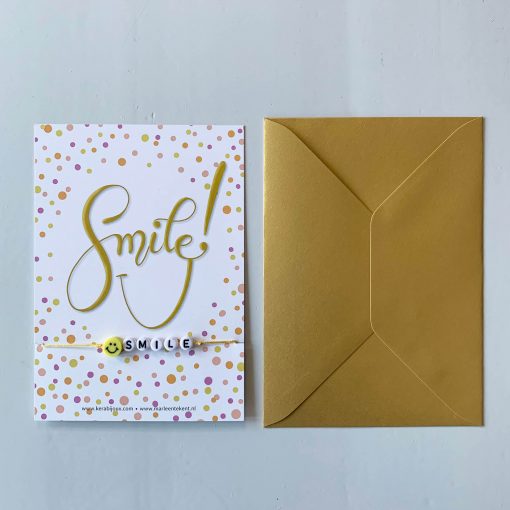 kaartje Smile met armbandje en gouden envelop